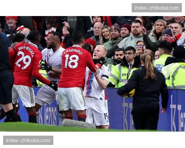 蒙彼利埃球员因危险动作被直接出示红牌罚下,球队少一人应战